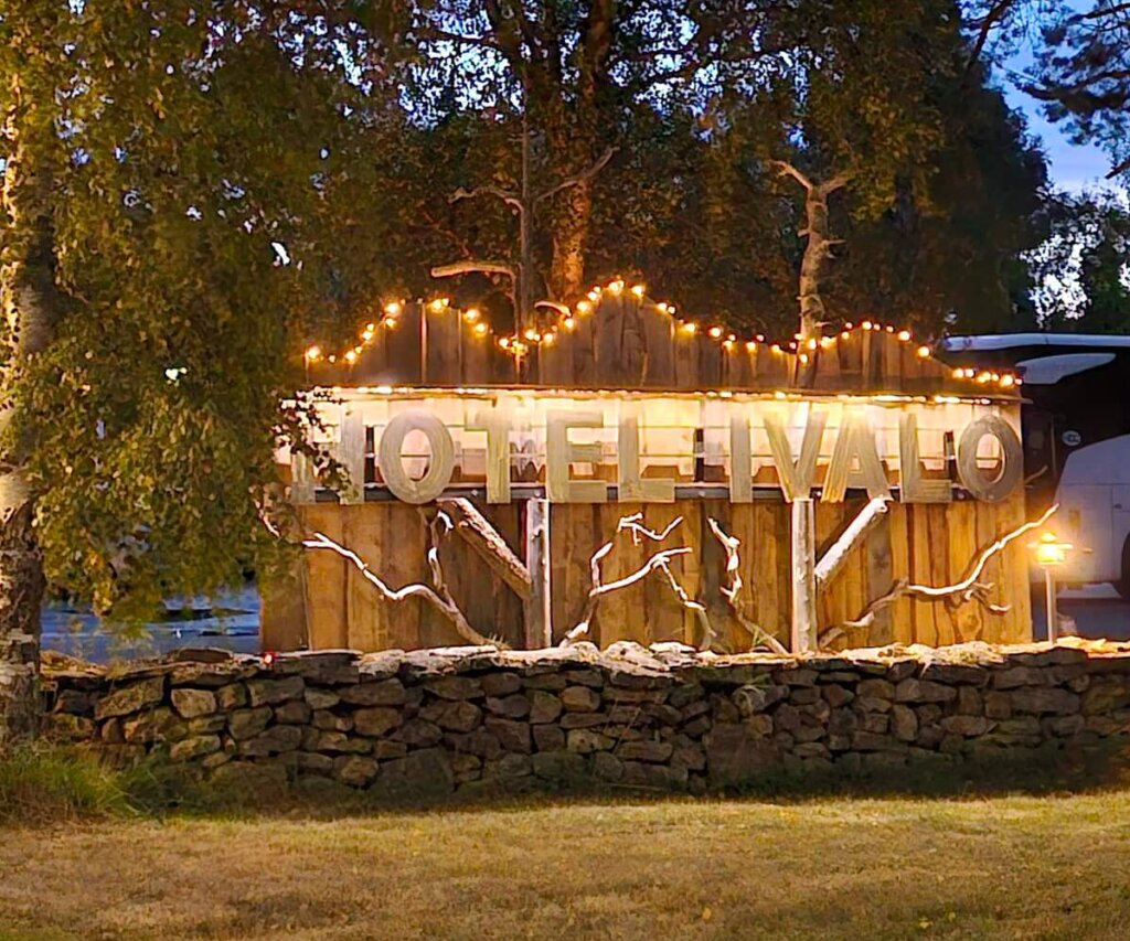 Valoilla koristeltu Hotelli Ivalon kyltti